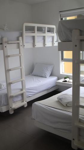 two bunk beds in a room with two beds at Condominio Náutico SOTAVENTO - PARACAS in Paracas