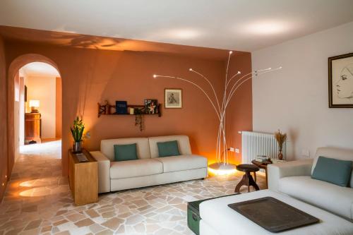 a living room with two couches and a table at L'edicola di Ripalvella in San Venanzo