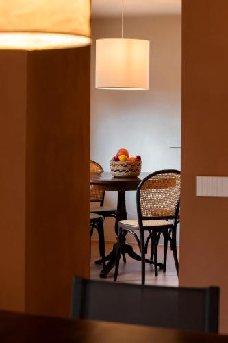 a table with chairs and a bowl of fruit on it at L'edicola di Ripalvella in San Venanzo