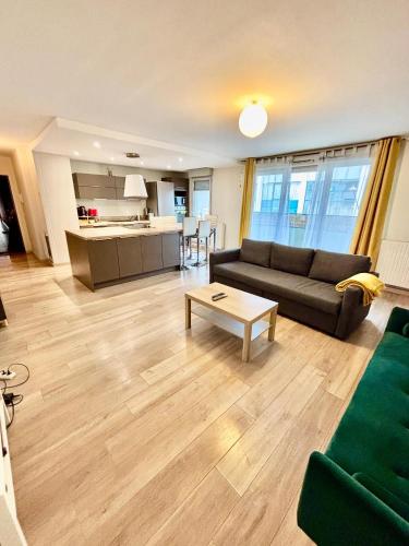 un salon avec un canapé et une table dans l'établissement TOP !!! 3 chambres, climatisation, terrasse, à Villeurbanne