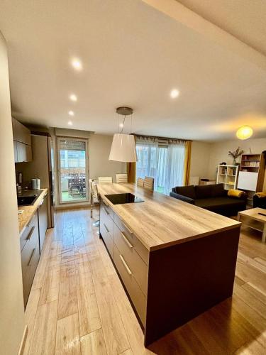 Il comprend une cuisine et un salon avec une grande île. dans l'établissement TOP !!! 3 chambres, climatisation, terrasse, à Villeurbanne