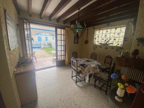 une salle à manger avec une table et des chaises dans une maison dans l'établissement villa au coeur de soulac, à Soulac-sur-Mer