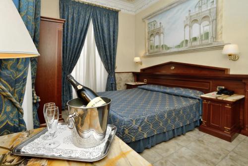 Tempat tidur dalam kamar di Hotel Palladium Palace