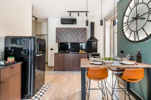 une cuisine avec une grande horloge murale dans l'établissement Urban - Lyon PartDieu, à Lyon