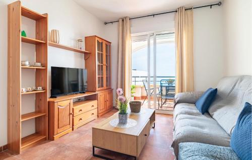 Una sala de estar con un sofá y un televisor. en Cozy Apartment In Carboneras, en Carboneras