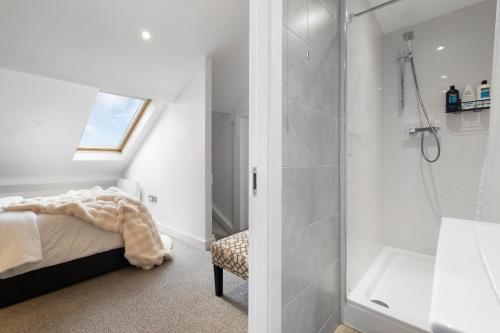 a bedroom with a walk in shower next to a bed at The Palm- City Centre 2 Bed, Sleeps 7, Netflix in Leicester