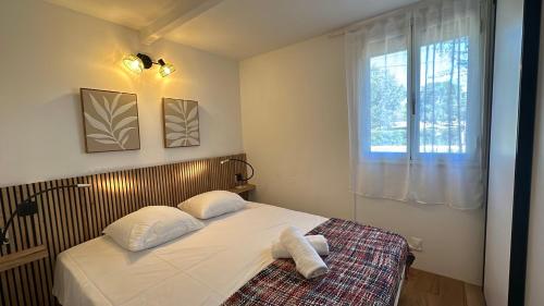 une chambre avec un lit avec deux serviettes dessus dans l'établissement Mini Villa à 3 minutes de la plage de Pinarello, à Pinarellu