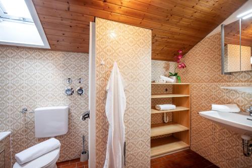 Ένα μπάνιο στο Ferienwohnanlage Oberaudorf F7 mit Hallenbad und Sauna