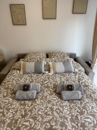 - un grand lit avec 3 oreillers dans l'établissement Logement Entier Vieux Centre Ozoir-la-Ferrière France, à Ozoir-la-Ferrière