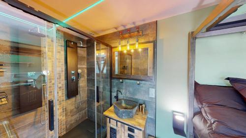 Koupelna v ubytování Villa Désir Village Naturiste Jardin et Jacuzzi