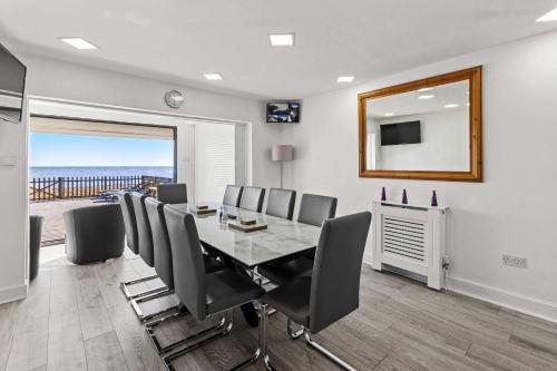 TV a/nebo společenská místnost v ubytování Family Beachfront Bliss Sleeps 10