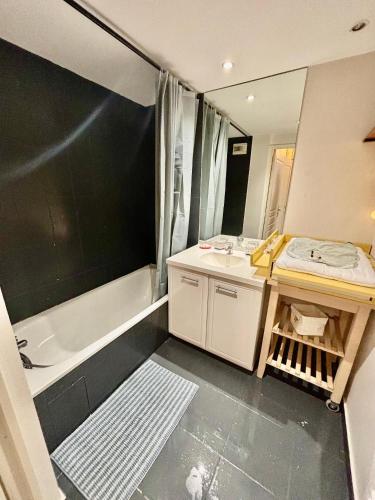 une salle de bain avec une baignoire et un lavabo et une baignoire dans l'établissement TOP !!! 3 chambres, climatisation, terrasse, à Villeurbanne