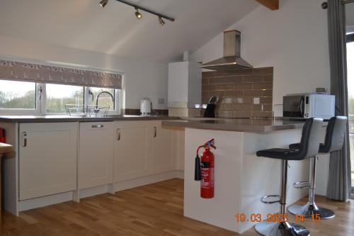 Una cocina o cocineta en Fields End Lodges