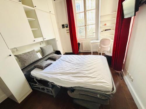 une chambre avec un lit dans une pièce dans l'établissement Dream Dwell Paris-Spacious loft in the Marais, à Paris