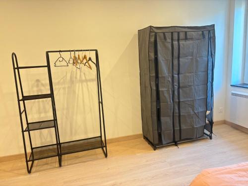 a room with a clothes rack and a curtain at Maréchal 1 Parking 4 Couchages in Clouange