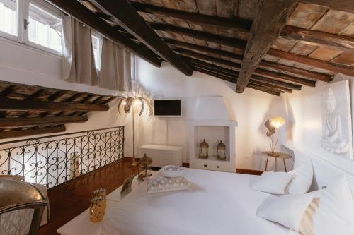 Piazza Navona Historic Luxury Apartment