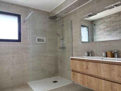 une salle de bain avec douche et lavabo dans l'établissement Villa avec piscine 6 personnes, à Château-dʼOlonne
