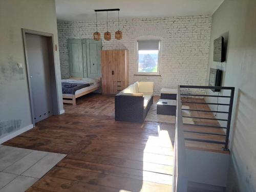 salon z kanapą i sypialnią w obiekcie Stary Młyn w mieście Glinik