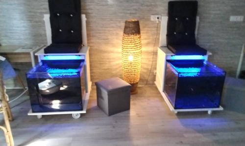 a room with two speakers and a fish tank at Atao Residence- Rennes Sud in Vern-sur-Seiche