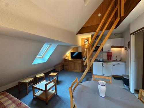 Photo de la galerie de l'établissement Charmant appartement avec mezzanine et balcon à Villard de Lans - FR-1-515-95, à Villard-de-Lans