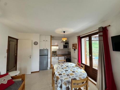 Photo de la galerie de l'établissement Charmant T2 cabine à Villard-de-Lans avec balcon, cuisine équipée et proche des montagnes - FR-1-515-36, à Villard-de-Lans