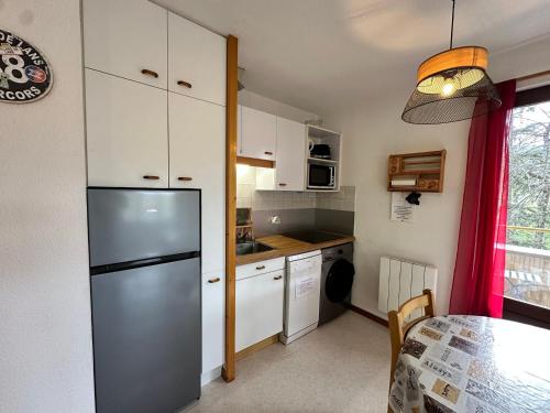 Photo de la galerie de l'établissement Charmant T2 cabine à Villard-de-Lans avec balcon, cuisine équipée et proche des montagnes - FR-1-515-36, à Villard-de-Lans