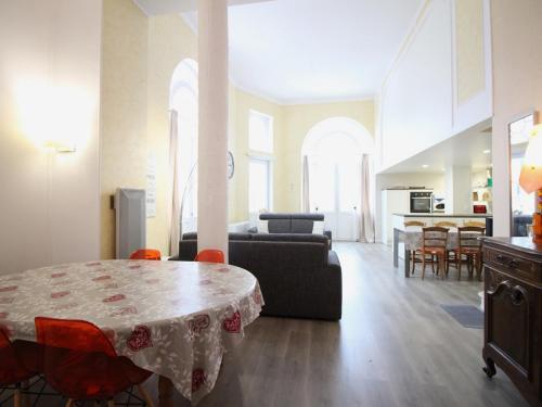 un salon avec une table et un canapé dans l'établissement T2 La Bourboule Centre avec Wifi, 100m des Thermes, Jusqu'à 6 Pers. - FR-1-608-19, à La Bourboule