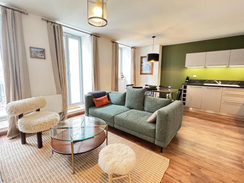 un salon avec un canapé et une table dans l'établissement Plein centre, Bel apt 4pièces de 80m2 pour 6 pers, à Cauterets