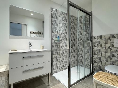 une salle de bain avec une douche, un lavabo et des toilettes dans l'établissement Plein centre, Bel apt 4pièces de 80m2 pour 6 pers, à Cauterets