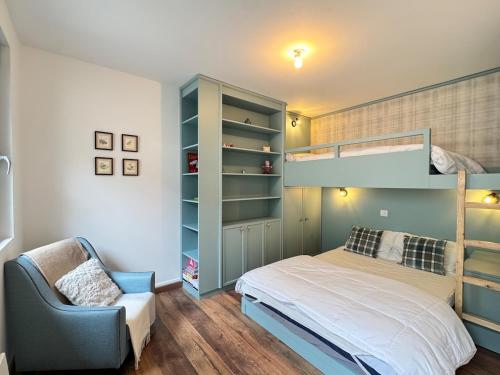 une chambre avec un lit superposé et une chaise dans l'établissement Plein centre, Bel apt 4pièces de 80m2 pour 6 pers, à Cauterets