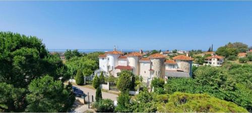 ニキティにあるSunset Escapeの大家の木々の空中