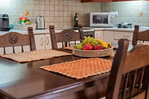 Кухня или мини-кухня в Liakoto Stonewall House Groundfloor
