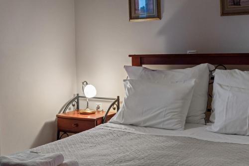 Кровать или кровати в номере Liakoto Stonewall House Groundfloor