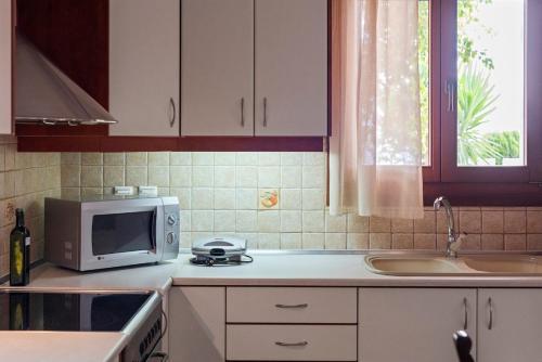 Кухня или мини-кухня в Liakoto Stonewall House Groundfloor
