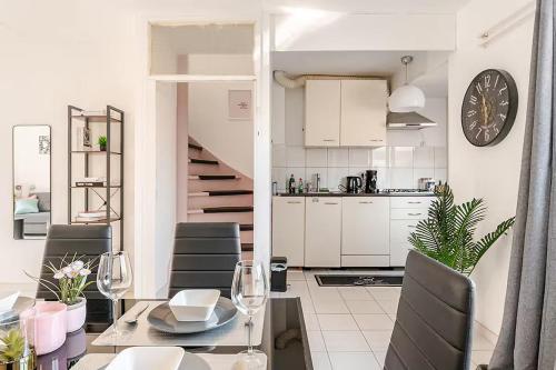 a kitchen and dining room with a table and chairs at Loopafstand van Lokale Winkels en Zeedijk! - Prachtig Vakantiehuis! in Terneuzen