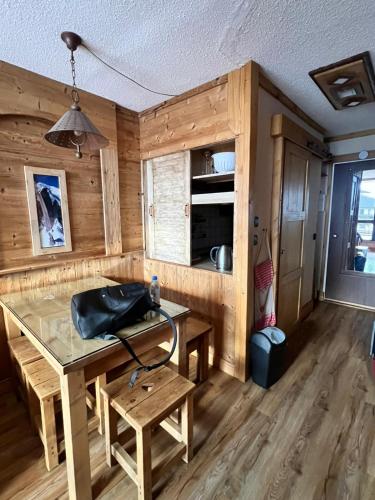 une salle à manger avec une table et une chaise dans l'établissement Mountain dream family, aux Menuires