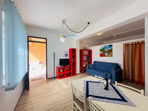 a living room with a blue couch and a table at Balestrate Mare Centro Wi-Fi Self Check-in Aria Condizionata in Balestrate