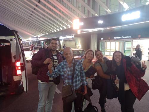 a group of people posing for a picture at Escala Ezeiza - Departamento Familiar amplio con cochera in Luis Guillón