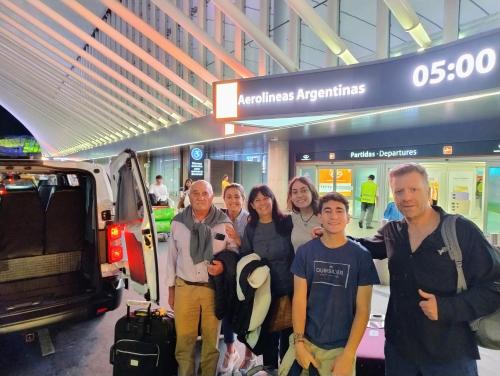 a group of people standing in front of an airport at Escala Ezeiza - Departamento Familiar amplio con cochera in Luis Guillón