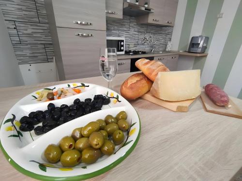 Φαγητό σε αυτό το διαμέρισμα ή κάπου εκεί κοντά