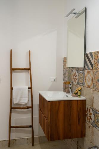 a bathroom with a sink and a ladder and a mirror at Il Giardino del Tempio in Agrigento