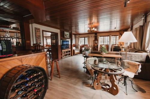 sala de estar con mesa y bodega en Refúgio Alpino Economy, en Campos do Jordão