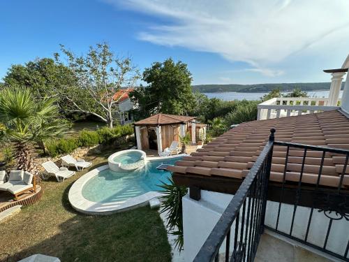 Swimmingpoolen hos eller tæt på Croatia holidays with pool & sauna, near sandy beach - Rab Villa Agata