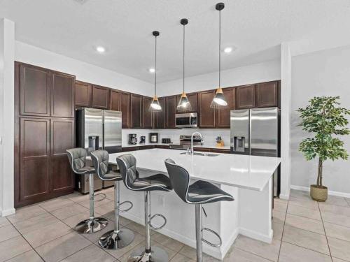 Кухня или мини-кухня в Super Huge- 12BD 12BAs - Sleeps 38
