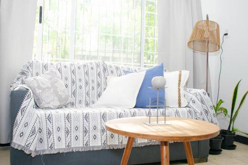 Χώρος καθιστικού στο Postales de la 5ta