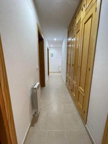 an empty hallway with a hallway istg at Precioso piso familiar in Daimiel