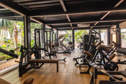 a gym with a bunch of treadmills and machines at Hotel Caribe by Faranda Grand, a member of Radisson Individuals in Cartagena de Indias