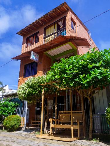 a building with a bench in front of it at Mi pueblo natal Aptos y habitaciones in Necoclí
