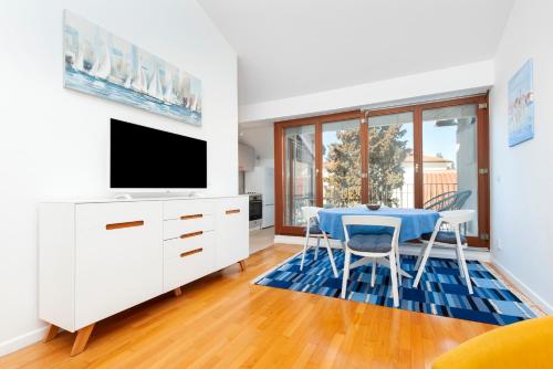 Bellevue - two bedroom apartment with terrace and private garage