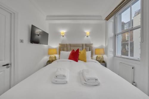 En eller flere senge i et værelse på The Mayfair Residence